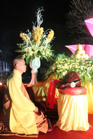 Nam Định:  Đêm hoa đăng vía Phật A Di Đà tại chùa Trùng Khánh