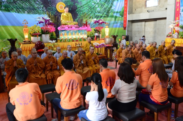 Di Lặc du xuân - Ấm áp những sẻ chia trong đêm giao thừa