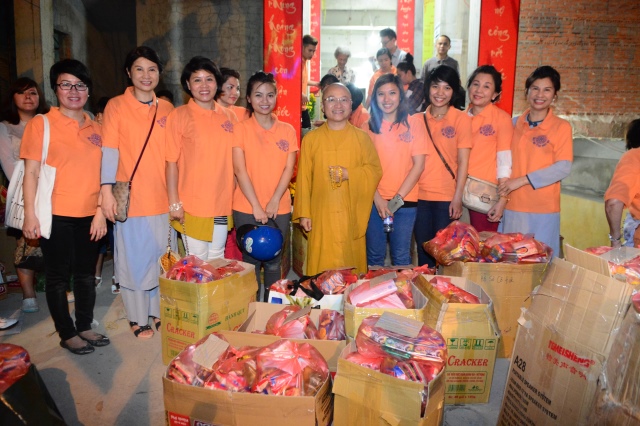Di Lặc du xuân - Ấm áp những sẻ chia trong đêm giao thừa