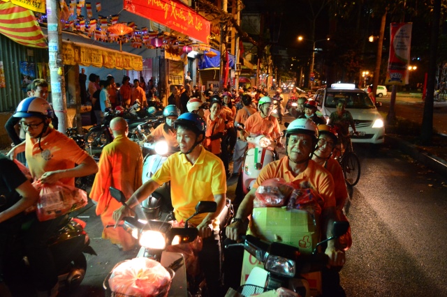 Di Lặc du xuân - Ấm áp những sẻ chia trong đêm giao thừa