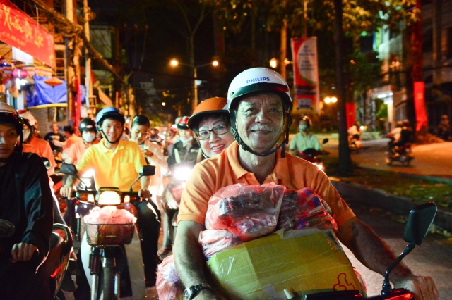 Di Lặc du xuân - Ấm áp những sẻ chia trong đêm giao thừa
