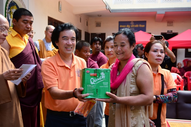 Tin nhanh 2: Đoàn Phật giáo Việt Nam cứu trợ nạn nhân động đất tại Nepal