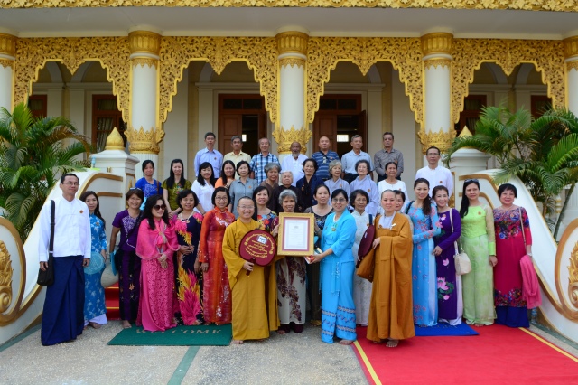 TT. Thích Nhật Từ đón nhận danh hiệu &quot;Người Thắp Đuốc Diệu Pháp&quot; của Miến Điện