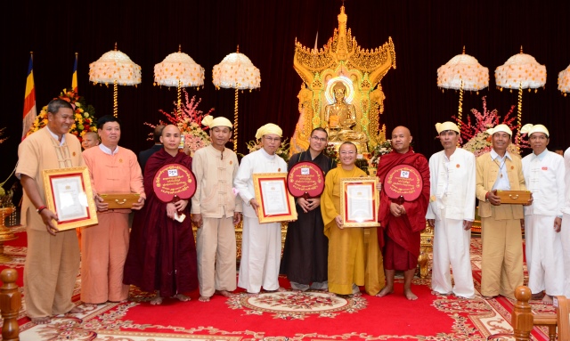 TT. Thích Nhật Từ đón nhận danh hiệu &quot;Người Thắp Đuốc Diệu Pháp&quot; của Miến Điện