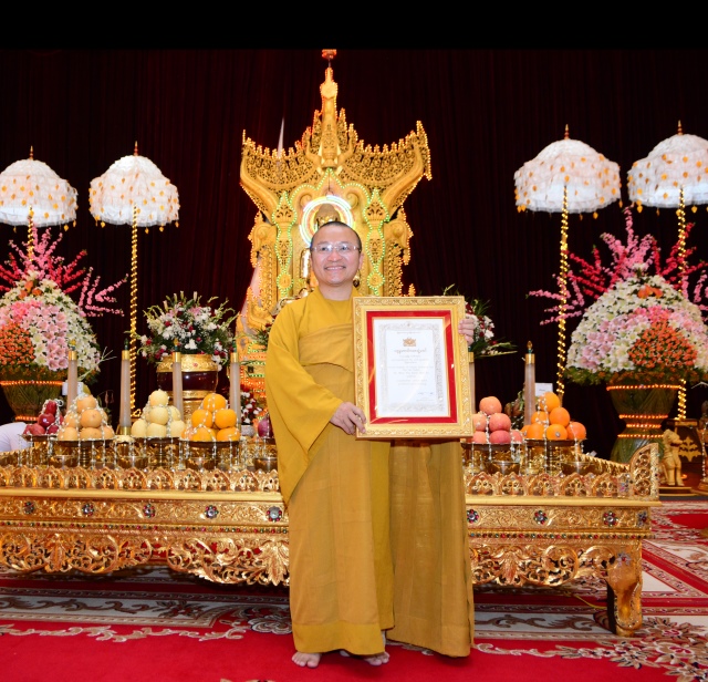 TT. Thích Nhật Từ đón nhận danh hiệu &quot;Người Thắp Đuốc Diệu Pháp&quot; của Miến Điện