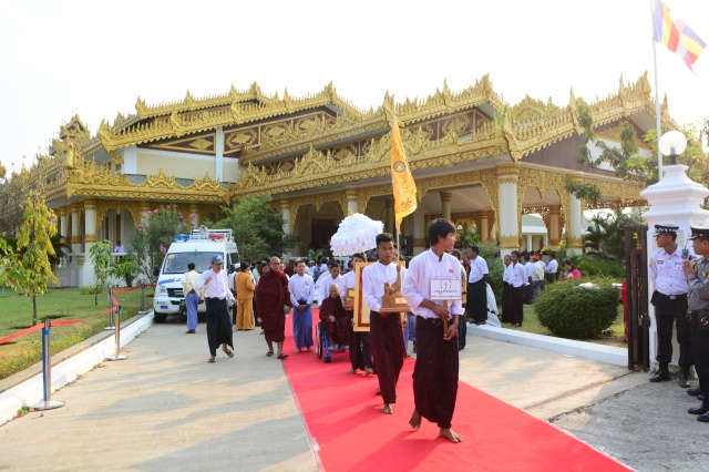 TT. Thích Nhật Từ đón nhận danh hiệu &quot;Người Thắp Đuốc Diệu Pháp&quot; của Miến Điện