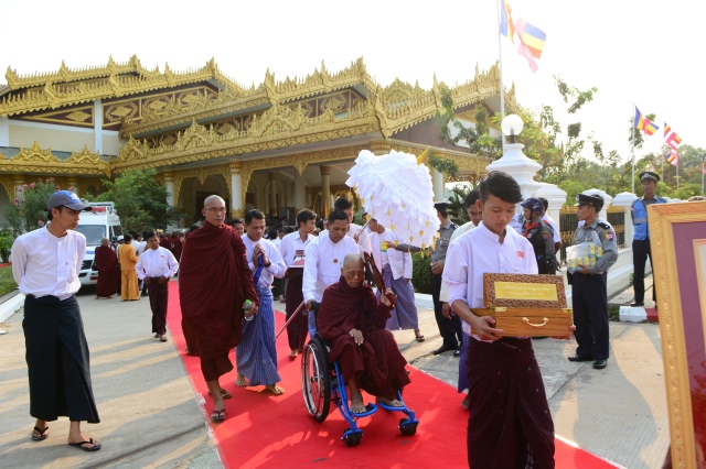 TT. Thích Nhật Từ đón nhận danh hiệu &quot;Người Thắp Đuốc Diệu Pháp&quot; của Miến Điện