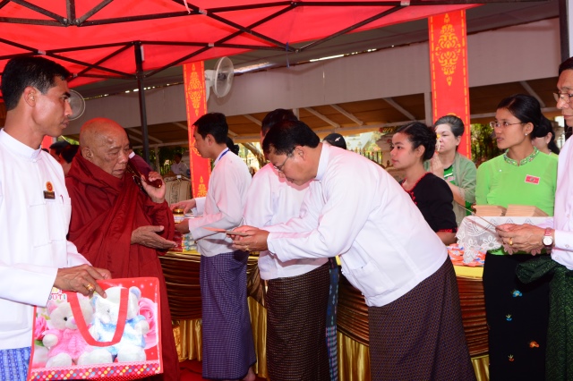 TT. Thích Nhật Từ đón nhận danh hiệu &quot;Người Thắp Đuốc Diệu Pháp&quot; của Miến Điện