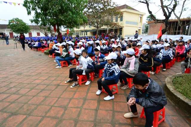 Quỹ Đạo Phật Ngày Nay: Tặng quà tại chùa Tượng Sơn và học sinh Trường THCS Đặng Dung - Hà Tĩnh