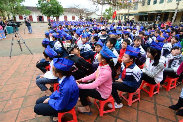 Quỹ Đạo Phật Ngày Nay: Tặng quà tại chùa Tượng Sơn và học sinh Trường THCS Đặng Dung - Hà Tĩnh