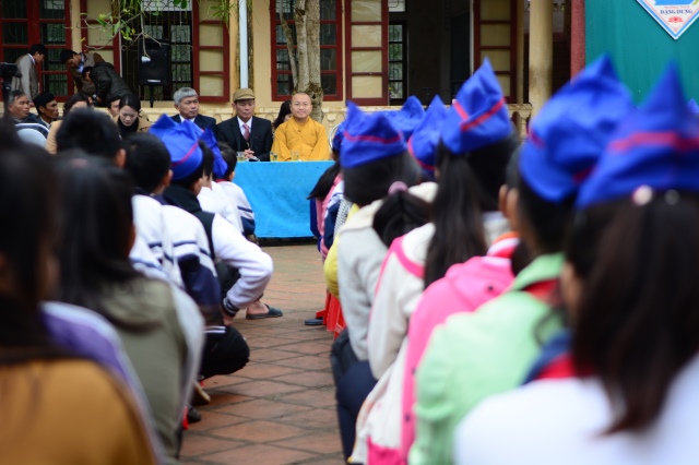 Quỹ Đạo Phật Ngày Nay: Tặng quà tại chùa Tượng Sơn và học sinh Trường THCS Đặng Dung - Hà Tĩnh