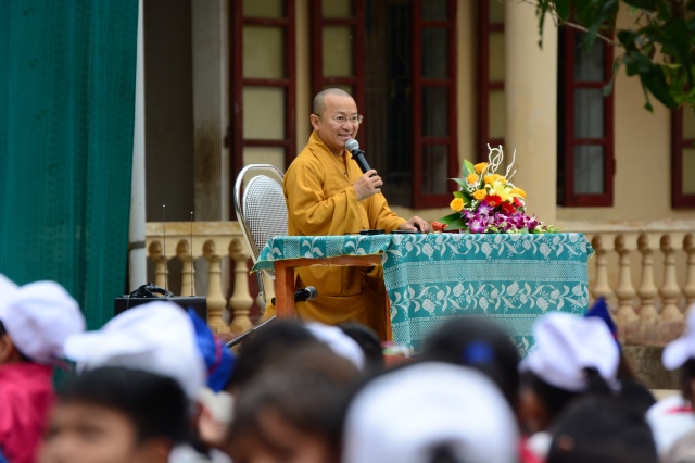 Quỹ Đạo Phật Ngày Nay: Tặng quà tại chùa Tượng Sơn và học sinh Trường THCS Đặng Dung - Hà Tĩnh