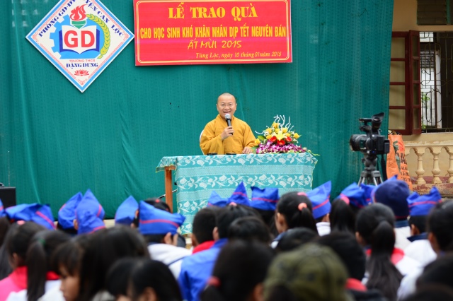 Quỹ Đạo Phật Ngày Nay: Tặng quà tại chùa Tượng Sơn và học sinh Trường THCS Đặng Dung - Hà Tĩnh
