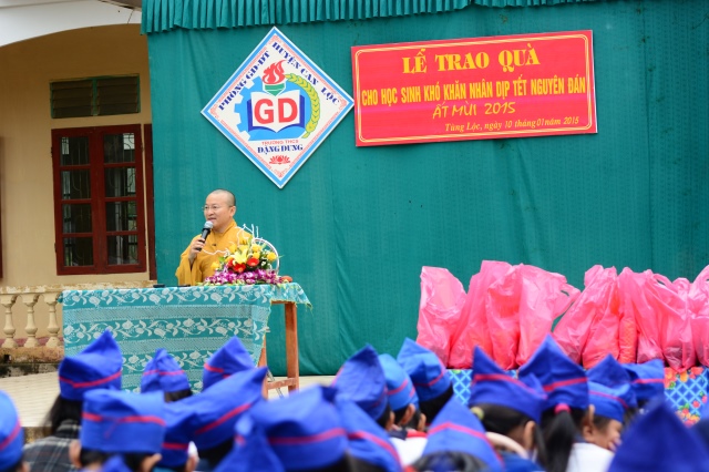 Quỹ Đạo Phật Ngày Nay: Tặng quà tại chùa Tượng Sơn và học sinh Trường THCS Đặng Dung - Hà Tĩnh