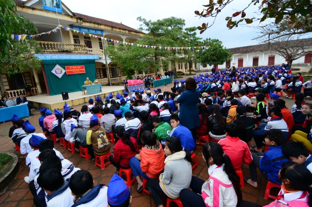 Quỹ Đạo Phật Ngày Nay: Tặng quà tại chùa Tượng Sơn và học sinh Trường THCS Đặng Dung - Hà Tĩnh