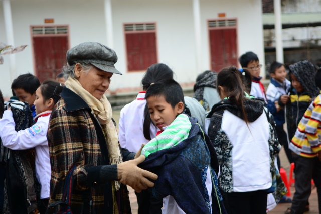 Quỹ Đạo Phật Ngày Nay: Tặng quà tại chùa Tượng Sơn và học sinh Trường THCS Đặng Dung - Hà Tĩnh