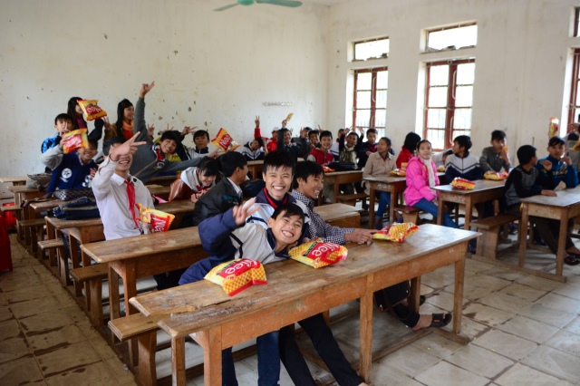 Quỹ Đạo Phật Ngày Nay: Tặng quà tại chùa Tượng Sơn và học sinh Trường THCS Đặng Dung - Hà Tĩnh
