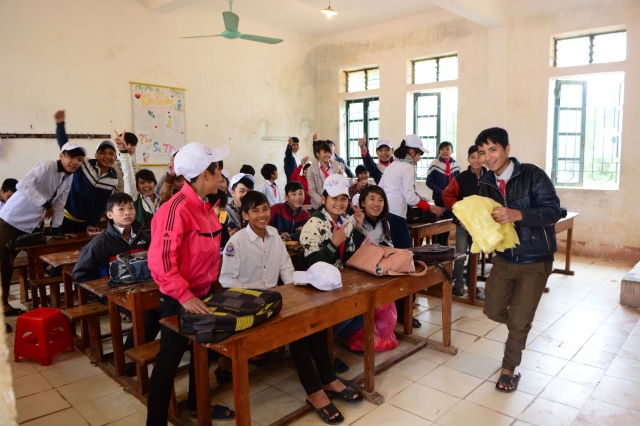 Quỹ Đạo Phật Ngày Nay: Tặng quà tại chùa Tượng Sơn và học sinh Trường THCS Đặng Dung - Hà Tĩnh