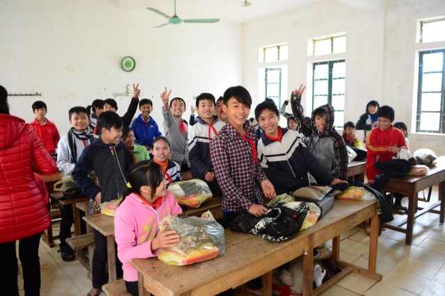 Quỹ Đạo Phật Ngày Nay: Tặng quà tại chùa Tượng Sơn và học sinh Trường THCS Đặng Dung - Hà Tĩnh