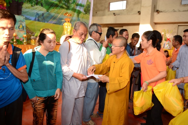 Quỹ Đạo Phật Ngày Nay: Trao tặng quà Tết yêu thương lần thứ 4 tại Chùa Giác Ngộ