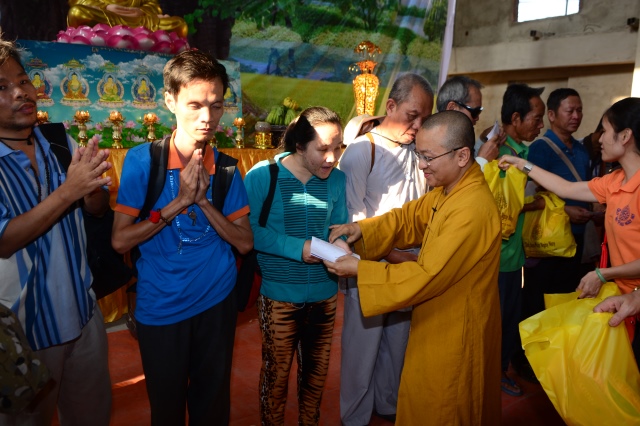 Quỹ Đạo Phật Ngày Nay: Trao tặng quà Tết yêu thương lần thứ 4 tại Chùa Giác Ngộ