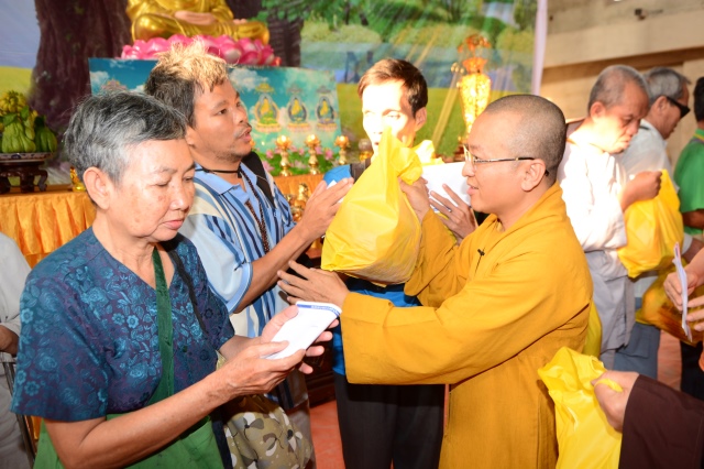 Quỹ Đạo Phật Ngày Nay: Trao tặng quà Tết yêu thương lần thứ 4 tại Chùa Giác Ngộ