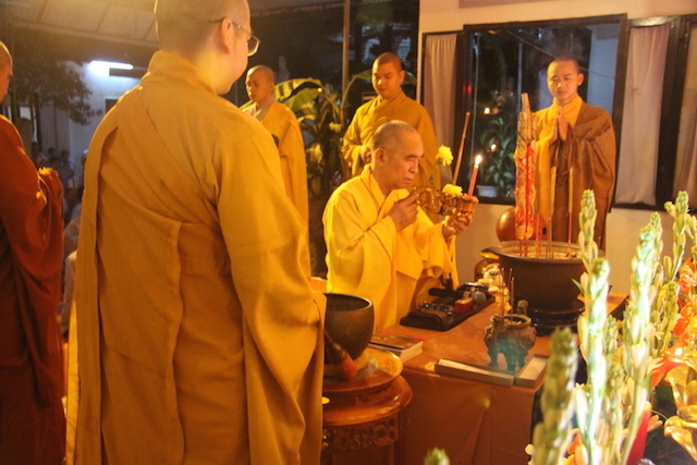 Khánh Hòa: Đêm Hoa đăng cúng dường Khánh đản đức Phật A Di Đà