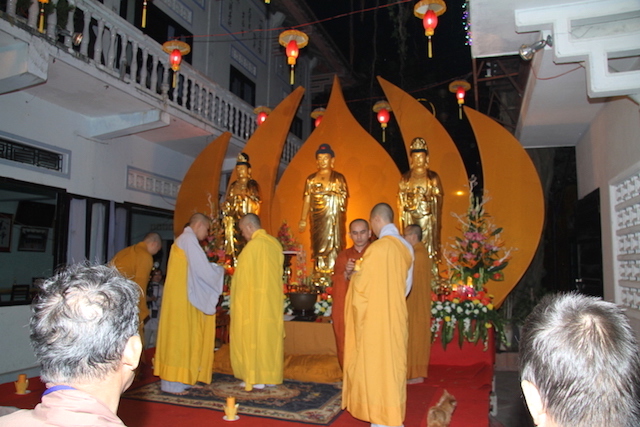 Khánh Hòa: Đêm Hoa đăng cúng dường Khánh đản đức Phật A Di Đà