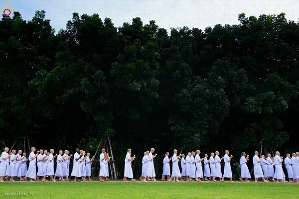 Thái Lan: Dịp mùa Chay 100 nghìn người xuất gia gieo duyên đi diễu hành khắp đường phố