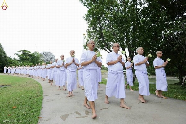 Thái Lan: Dịp mùa Chay 100 nghìn người xuất gia gieo duyên đi diễu hành khắp đường phố