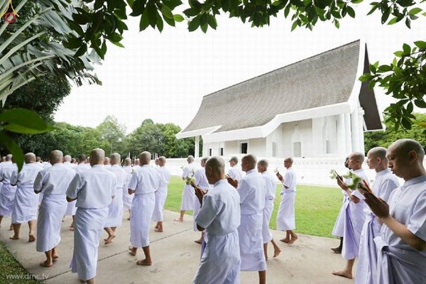 Thái Lan: Dịp mùa Chay 100 nghìn người xuất gia gieo duyên đi diễu hành khắp đường phố
