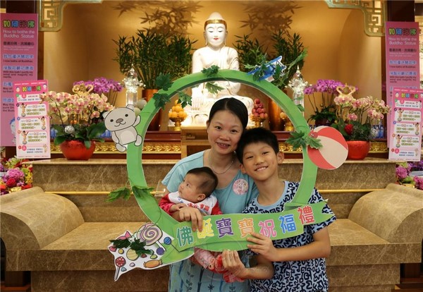 Hồng Kông: Lễ Phật đản chân dung và tấm gương gia đình hạnh phúc