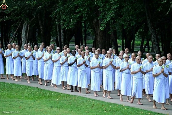 Thái Lan: Dịp mùa Chay 100 nghìn người xuất gia gieo duyên đi diễu hành khắp đường phố