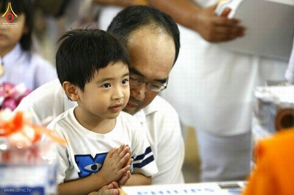 Thái Lan: Chùm ảnh lễ dâng áo mưa và đèn chiếu sáng mùa Hạ tại Dhammakaya