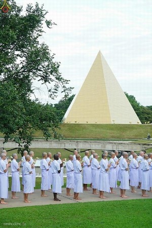 Thái Lan: Dịp mùa Chay 100 nghìn người xuất gia gieo duyên đi diễu hành khắp đường phố