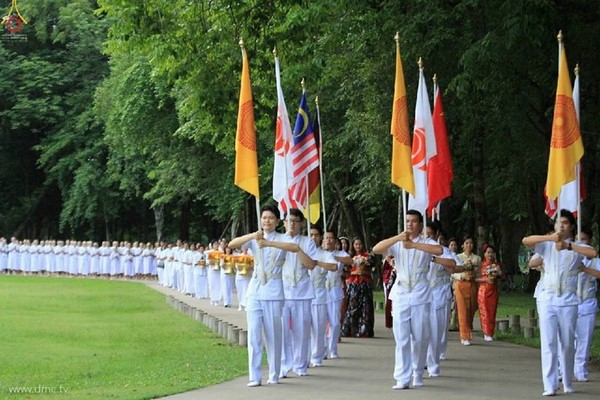 Thái Lan: Dịp mùa Chay 100 nghìn người xuất gia gieo duyên đi diễu hành khắp đường phố