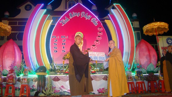 Hà Tiên: Chùm ảnh Đại lễ Phật đản tại biên cương cực nam Tổ quốc