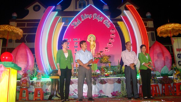 Hà Tiên: Đại lễ Phật đản tại biên cương cực nam Tổ quốc trao quà Từ thiện