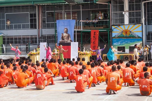 Philippines: Chùm ảnh Kính mừng Phật đản PL. 2559 tại nhà tù Cebu