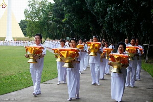 Thái Lan: Dịp mùa Chay 100 nghìn người xuất gia gieo duyên đi diễu hành khắp đường phố