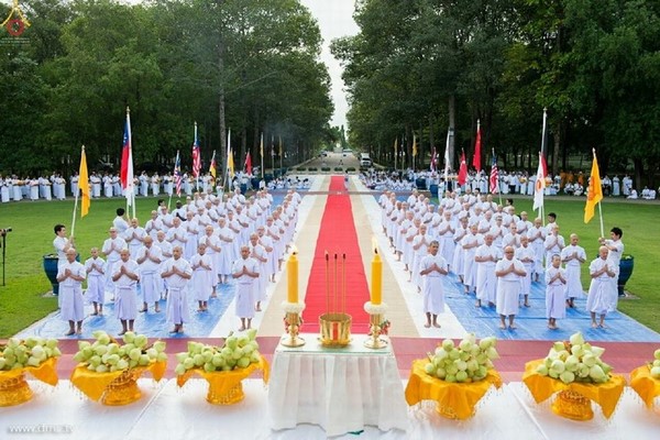 Thái Lan: Dịp mùa Chay 100 nghìn người xuất gia gieo duyên đi diễu hành khắp đường phố
