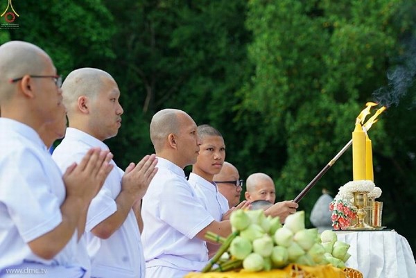 Thái Lan: Dịp mùa Chay 100 nghìn người xuất gia gieo duyên đi diễu hành khắp đường phố
