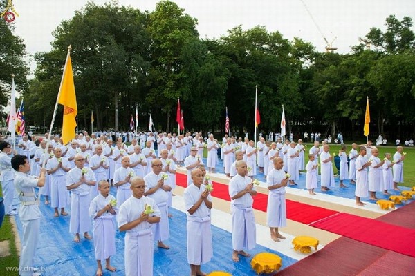 Thái Lan: Dịp mùa Chay 100 nghìn người xuất gia gieo duyên đi diễu hành khắp đường phố