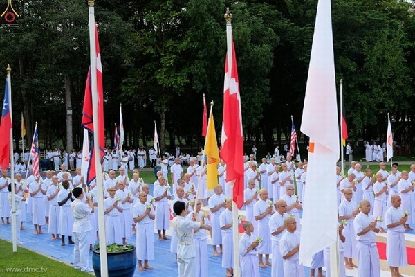 Thái Lan: Dịp mùa Chay 100 nghìn người xuất gia gieo duyên đi diễu hành khắp đường phố