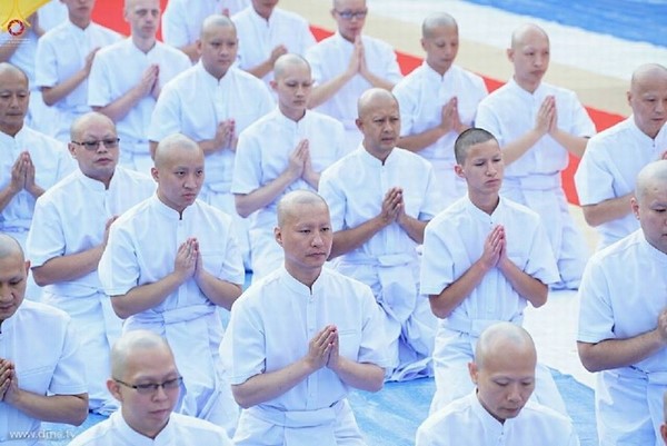 Thái Lan: Dịp mùa Chay 100 nghìn người xuất gia gieo duyên đi diễu hành khắp đường phố