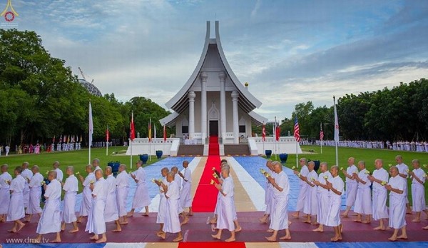 Thái Lan: Dịp mùa Chay 100 nghìn người xuất gia gieo duyên đi diễu hành khắp đường phố