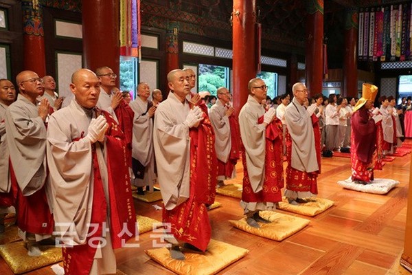 Hàn Quốc: Chùm ảnh Tổ đình Guinsa Thiền phái Thiên Thai mừng ngày Phật đản PL. 2559
