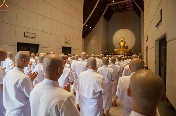 Thái Lan: Dịp mùa Chay 100 nghìn người xuất gia gieo duyên đi diễu hành khắp đường phố