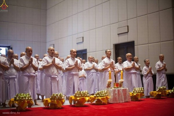 Thái Lan: Dịp mùa Chay 100 nghìn người xuất gia gieo duyên đi diễu hành khắp đường phố
