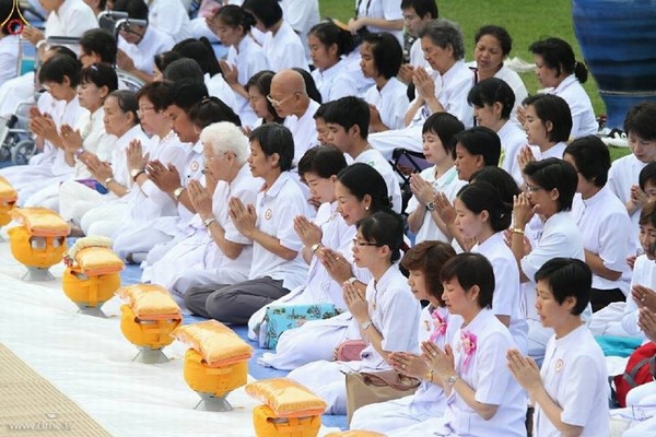 Thái Lan: Dịp mùa Chay 100 nghìn người xuất gia gieo duyên đi diễu hành khắp đường phố